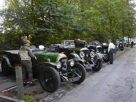 Bilerne som 'Bentley Boys' selv kører i er den del større.
(Foto: Ib Rasmussen)